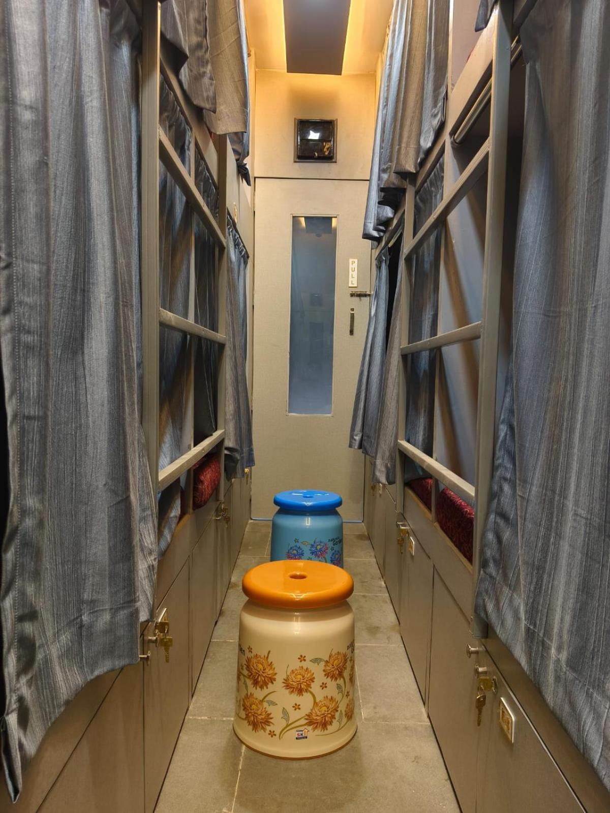 Rest Inn Hostel Dormitory Bombay Exterior foto