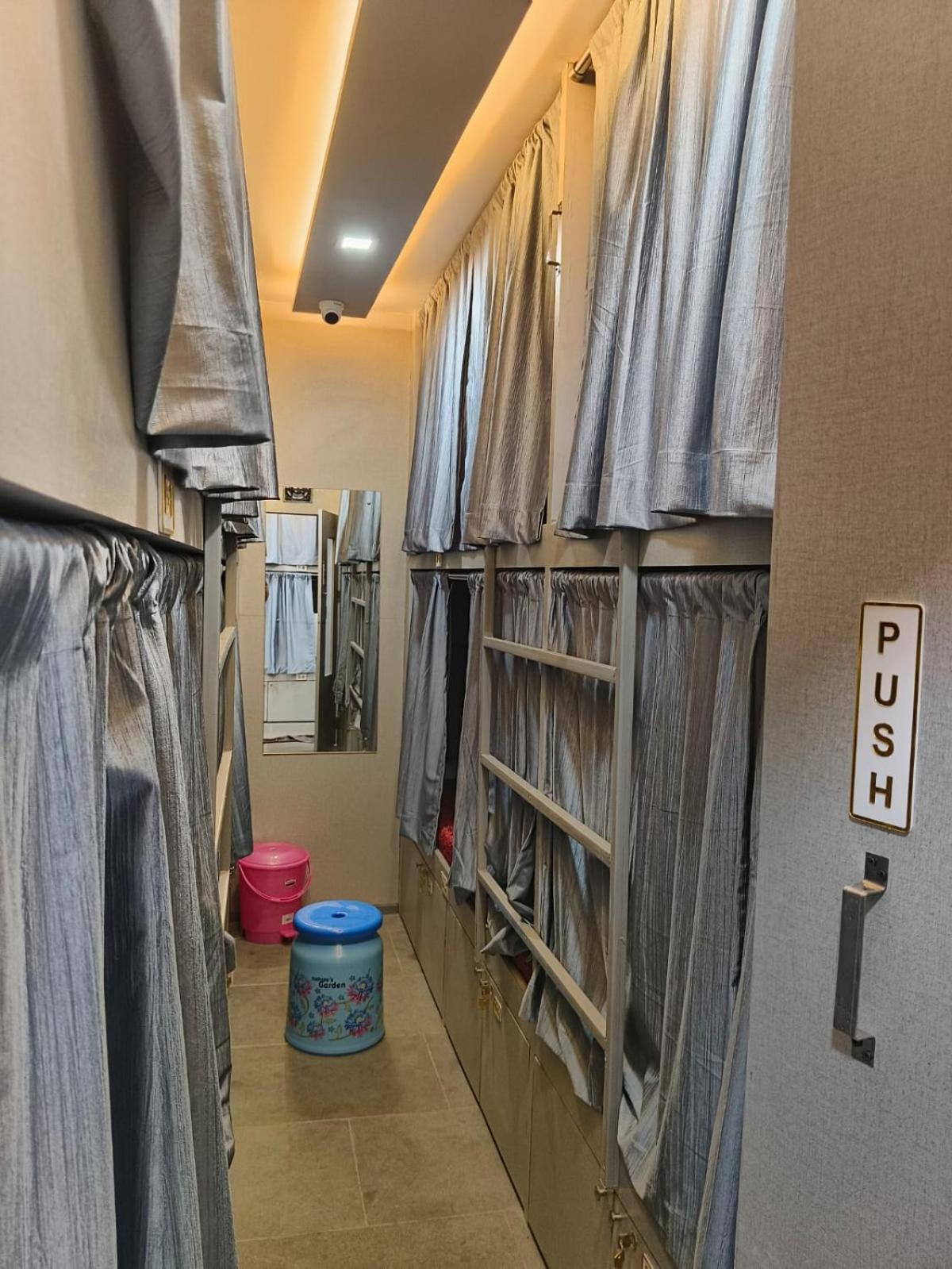 Rest Inn Hostel Dormitory Bombay Exterior foto